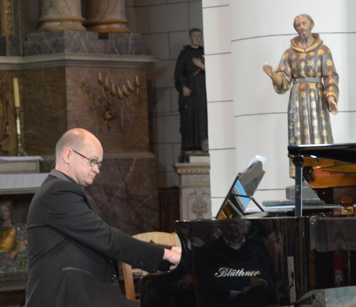 Eric Hénona au piano